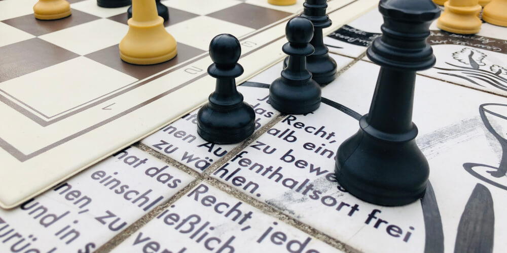 Schachfiguren auf einem Schachbrett. Wien, Platz der Menschenrechte.
