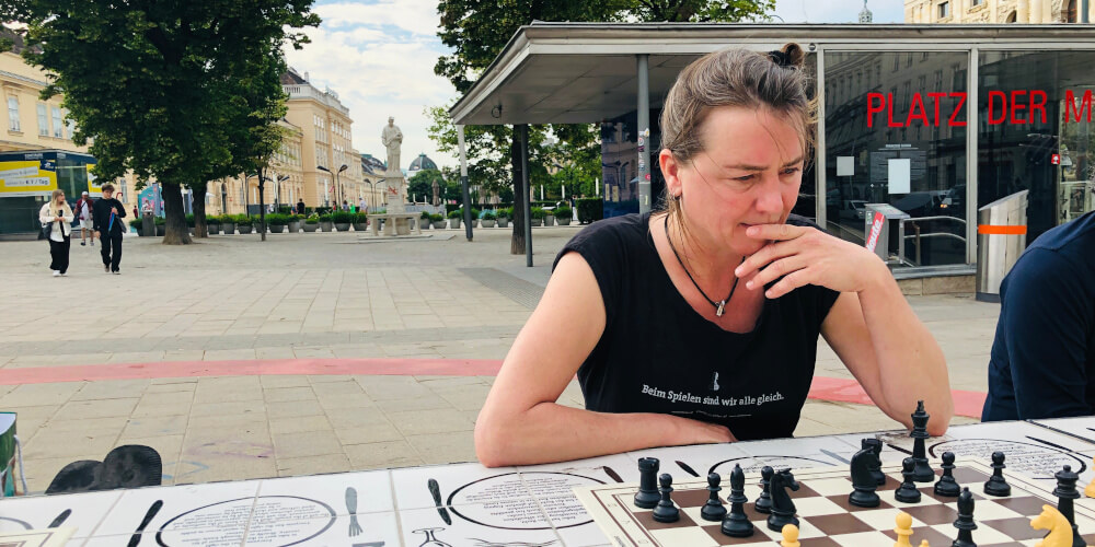 Kineke Mulder überlegt ihren nächsten Schachzug. Platz der Menschenrechte, Wiener Museumsquartier.